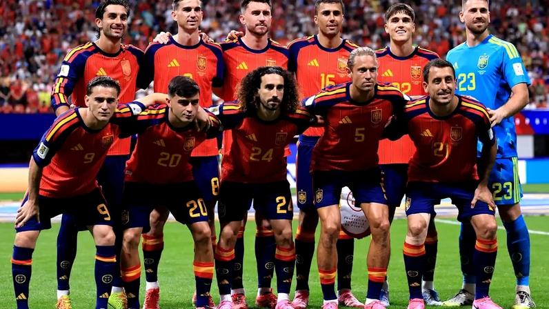 Na estreia diante de Cabo Verde, Cucurella, camisa 24, está entre os titulares, já carregando o status de mais novo reforço do Real Madrid