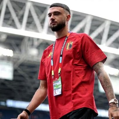 Lesionado, Debast diz que tenta ajudar a Bélgica fora de campo: pronto para água