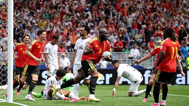 Romelu Lukaku comemora seu primeiro gol pela Bélgica contra o Egito na Copa