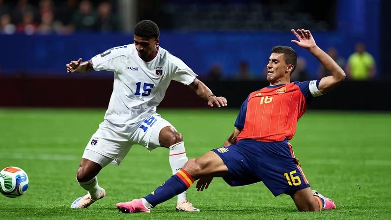 Disputa de bola entre Rodri e Laros Duarte durante o empate em 0 a 0 entre Cabo Verde e Espanha, em 0 a 0, em Atlanta, em15 de junho, durante a Copa do Mundo de 2026