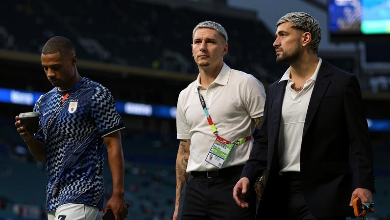 Arrascaeta (à direita), antes de Arábia Saudita x Uruguai — Foto: Carmen Mandato - FIFA/FIFA via Getty Images