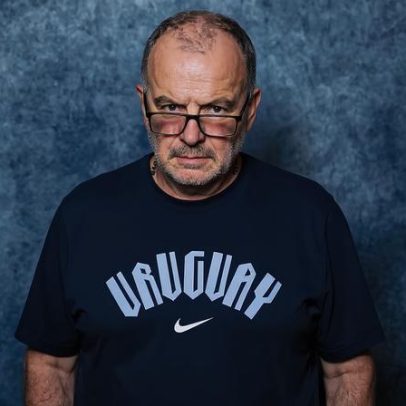 Bielsa explica por que olha para baixo nas fotos da FIFA: não sou modelo