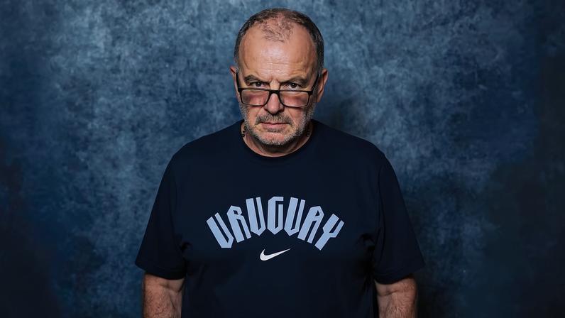 Marcelo Bielsa, do Uruguai, posa com a cabeça para baixo em foto oficial da Fifa — Foto: Michael Regan - FIFA/FIFA via Getty Images