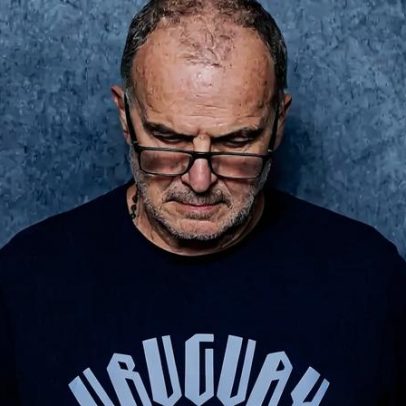 Bielsa explica motivo de olhar para baixo em fotos oficiais da Copa