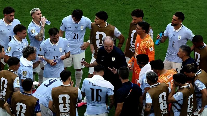 Marcelo Bielsa, técnico do Uruguai, conversa com seus jogadores durante partida da Copa do Mundo