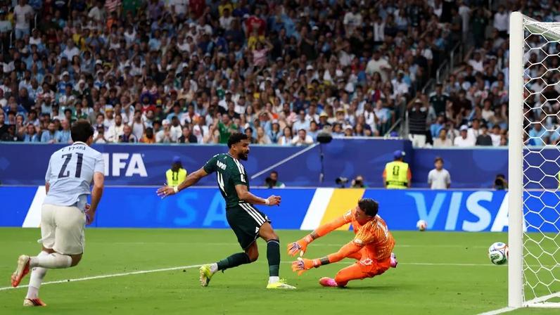 Abdulelah Al-Amri marca para a Arábia Saudita contra Uruguai