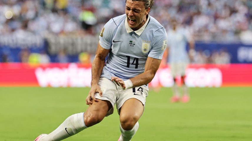 Canobbio grita de dor após sofrer falta em Uruguai x Arábia Saudita — Foto: Carmen Mandato/Getty Images