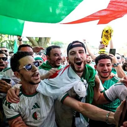 Torcedores argelinos acendem foguetório antes de jogo com a Argentina