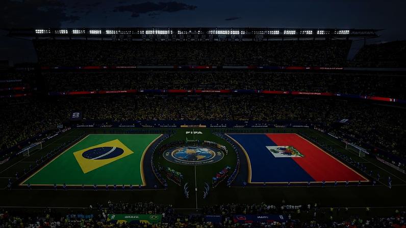 Bandeiras no campo antes do jogo do Brasil contra o Haiti