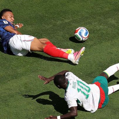 Foi pênalti de Mané em Mbappé? Assista ao lance e analise