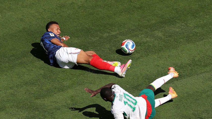 Pênalti de Mané em Mbappé é tema de análise