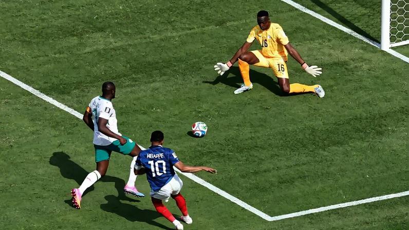 Mbappé marca para a França