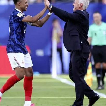 Treinador da França elogia Mbappé após dois gols na estreia e ironiza críticas