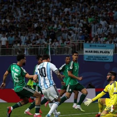 Messi marca contra Argélia e iguala recorde de Cristiano Ronaldo