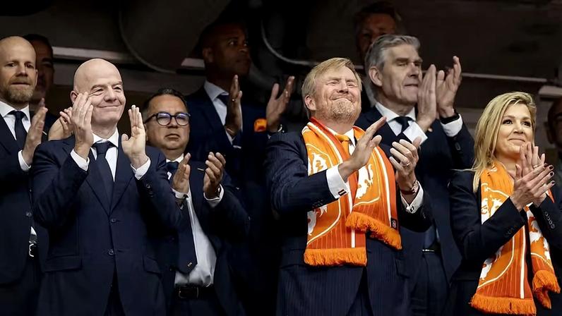 Rei Guilherme Alexandre e Rainha Máxima Zorreguieta, da Holanda, em jogo da Copa do Mundo — Foto: ANP via Getty Images