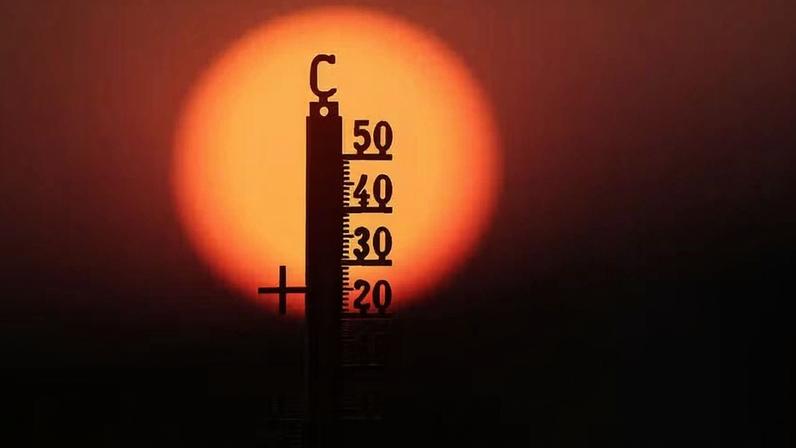 O sol nasce atrás de um termômetro pela manhã (imagem ilustrativa). — Foto: Thomas Warnack/dpa via Getty Images