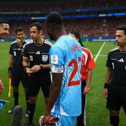 Goleiro da RD Congo faz cera; árbitro marca escanteio a favor de Portugal