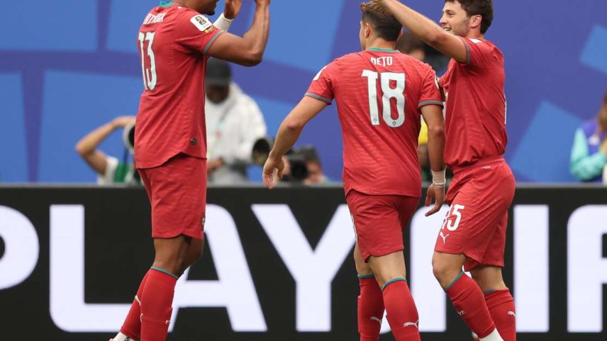 João Neves (Portugal) de cabeça do meio da área fez o primeiro gol de Portugal