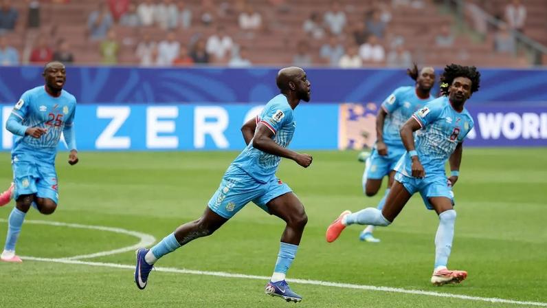Yoane Wissa comemorando o primeiro gol do Congo na história das Copas do Mundo.