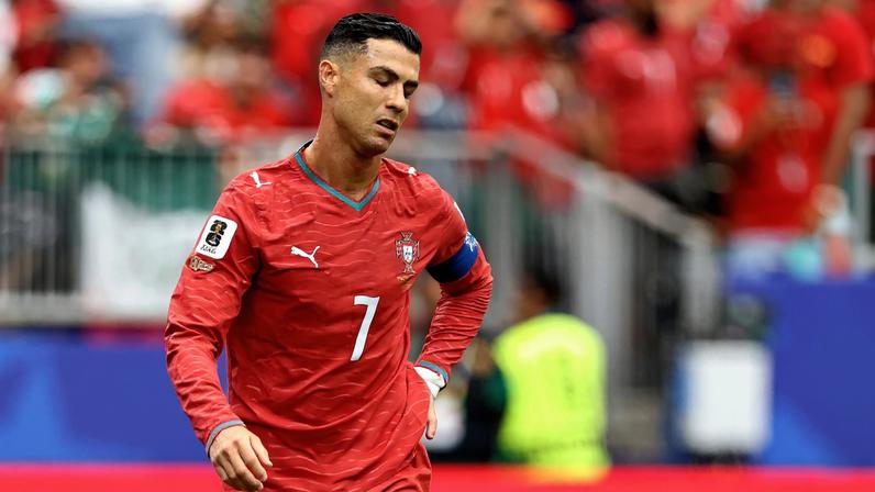 Cristiano Ronaldo beija a bola na estreia de Portugal na Copa do Mundo — Foto: Reuters