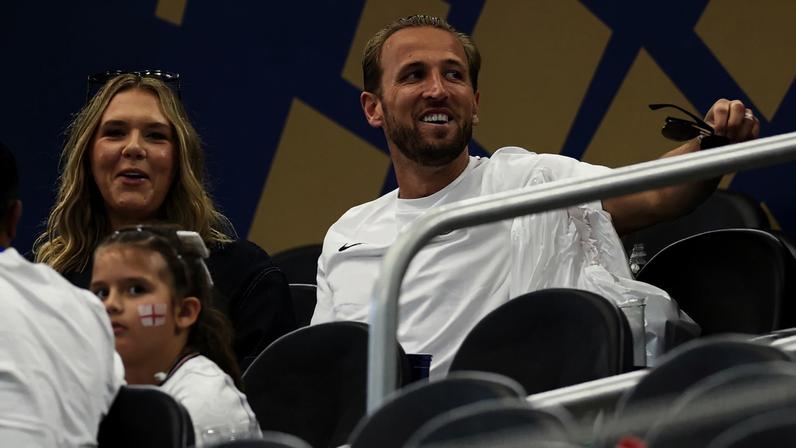 Harry Kane ao lado da esposa Katie Goodman depois da vitória da Inglaterra — Foto: Richard Pelham/Getty Images