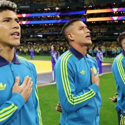 Torcida colombiana se destaca ao cantar hino antes de jogo contra Uzbequistão