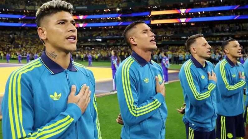 Jogadores da Colômbia cantam o hino nacional.