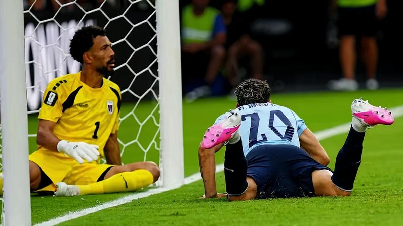 Maxi Araujo supera Vozinha para empatar para o Uruguai contra Cabo Verde — Foto: Evrim Aydin/Anadolu via Getty Images
