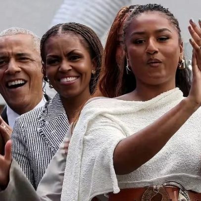 Malia e Sasha Obama reaparecem em evento em Chicago com os pais