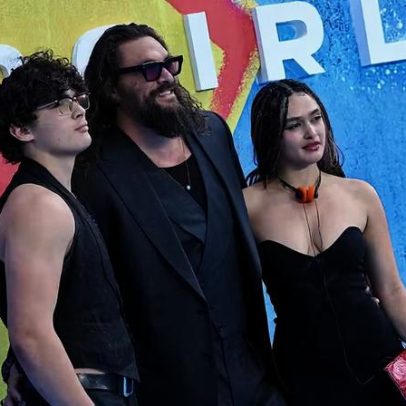 Jason Momoa surge com os filhos em rara aparição pública em evento de Supergirl