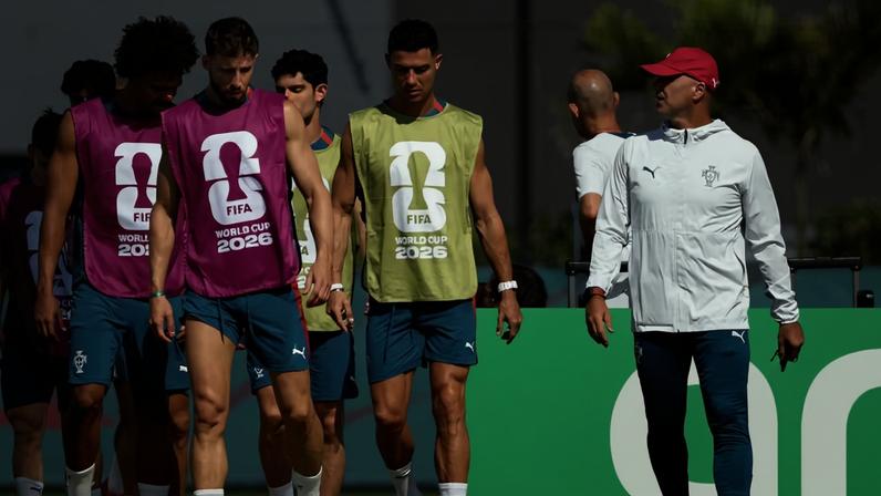 Cristiano Ronaldo e Roberto Martínez em treino de Portugal — Foto: Leonardo Fernandez/Getty Images