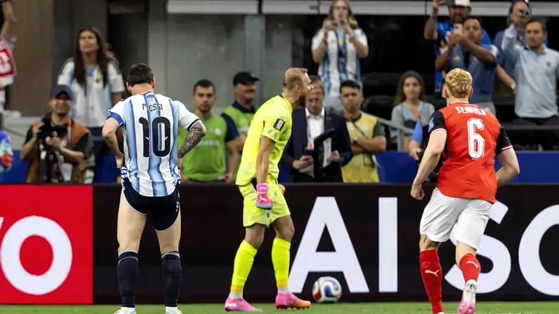 Messi perde pênalti contra a Áustria em jogo pela 2ª rodada da Copa