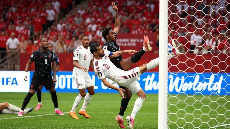 Jonathan David marcando um dos gols do Canadá diante do Catar na Copa do Mundo