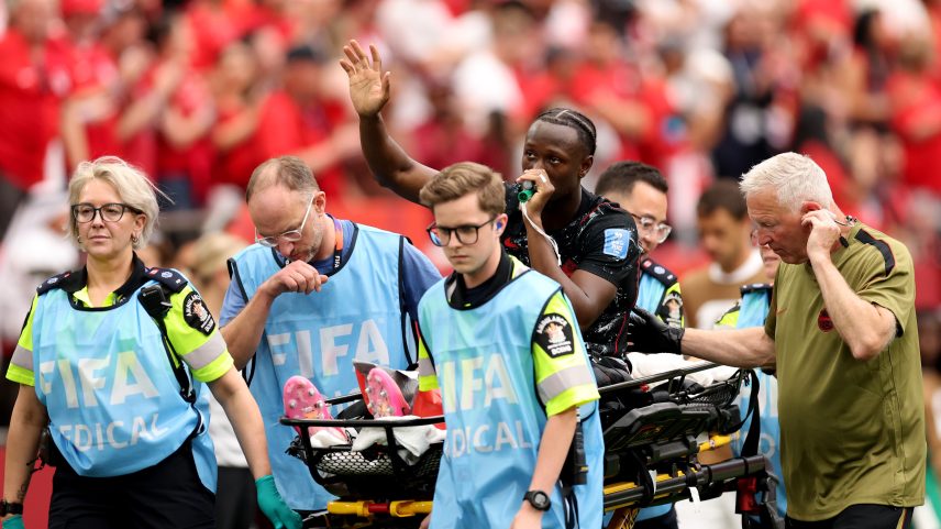 Ismaël Koné usou analgésico de ação rápida após quebrar a perna — Foto: Fran Santiago/Getty Images