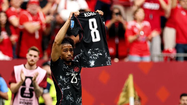 Saliba comemora gol pelo Canadá e faz homenagem a Koné — Foto: Fran Santiago/Getty Images