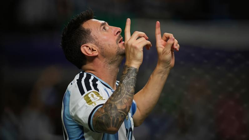 Messi comemora gol da Argentina sobre a Áustria — Foto: Torbjorn Tande/DeFodi Images/DeFodi via Getty Images