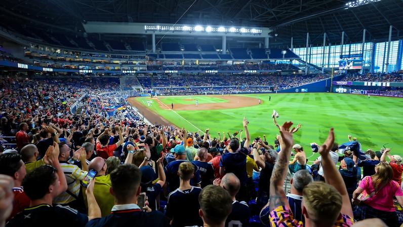 Torcida da Escócia invade jogo da MLB em Miami e anima torcida