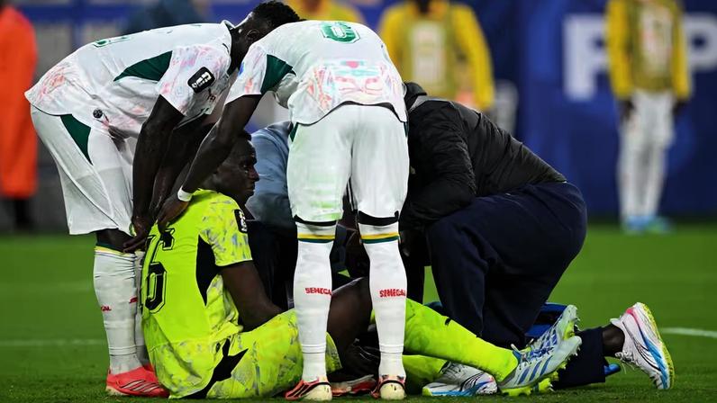 Goleiro Mendy, de Senegal, ao sentir lesão no joelho esquerdo na partida contra a Noruega na Copa do Mundo — Foto: Tom Weller/picture alliance via Getty Images