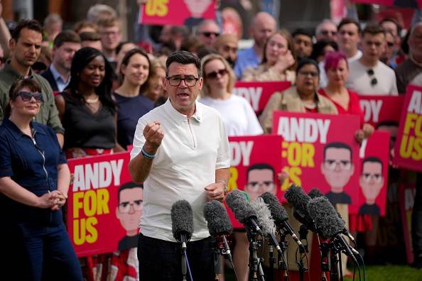 O prefeito de Manchester, Andy Burnham, discursa ao comemorar sua vitória na eleição suplementar de Makerfield, realizada ontem no Ashton Town Football Club, em 19 de junho de 2026, em Ashton, Makerfield, Inglaterra.