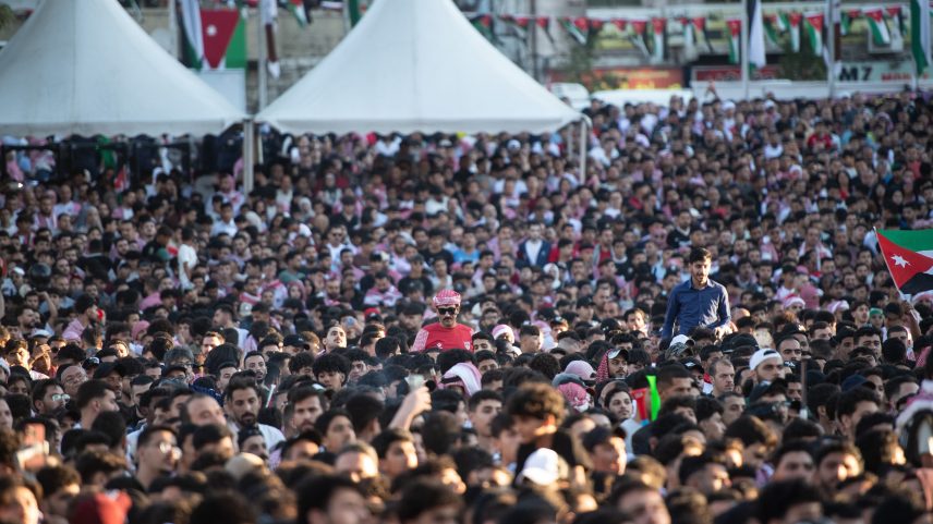Milhares de torcedores foram às ruas de Amã acompanhar o jogo da Argélia — Foto: Hasan Belal/Anadolu via Getty Images