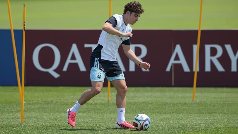 Julián Alvarez no treino da Argentina desta sexta-feira na Copa do Mundo — Foto: Getty Images