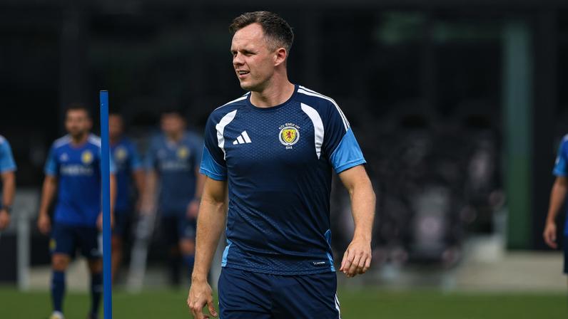 Atacante Lawrence Shankland em treino da Escócia — Foto: Craig Williamson/SNS Group via Getty Images
