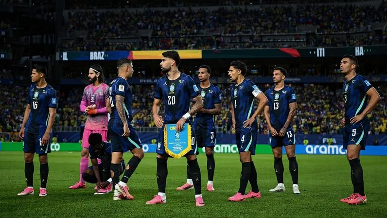 Seleção Brasileira está jogando com meiões pretos