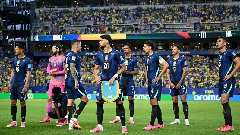 Seleção Brasileira está jogando com meiões pretos