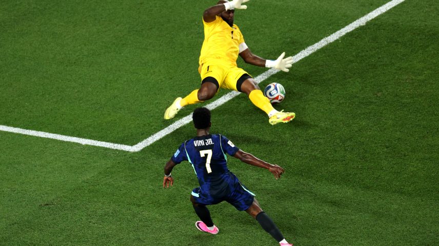 Brasil x Haiti: Vini Jr. bate na saída de Placide — Foto: Kevin C. Cox/Getty Images