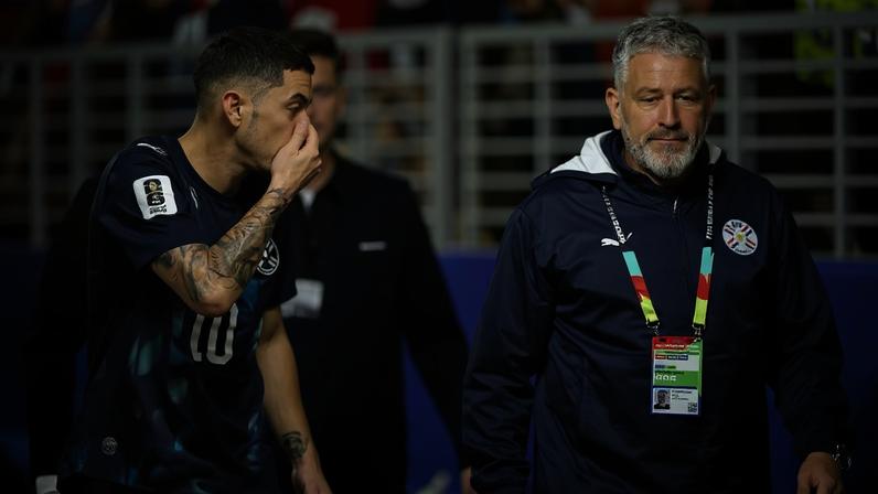 Miguel Almirón é expulso após tapar a boca em discussão com adversário em Turquia x Paraguai — Foto: Richard Heathcote/Getty Images