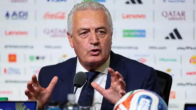 Técnico Gustavo Alfaro em entrevista coletiva após Turquia x Paraguai na Copa do Mundo — Foto: Alex Livesey - FIFA/FIFA via Getty Images