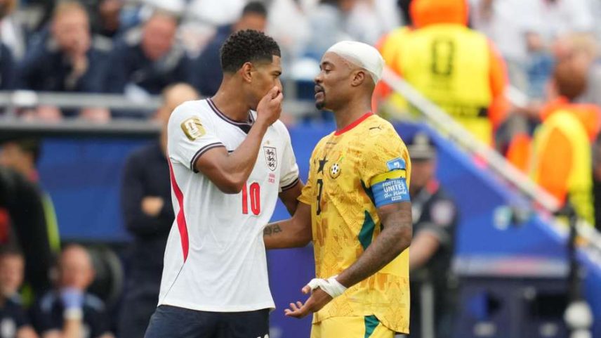 Jude Bellingham foi flagrado cobrindo a boca enquanto conversava com o ganês Jordan Ayew
