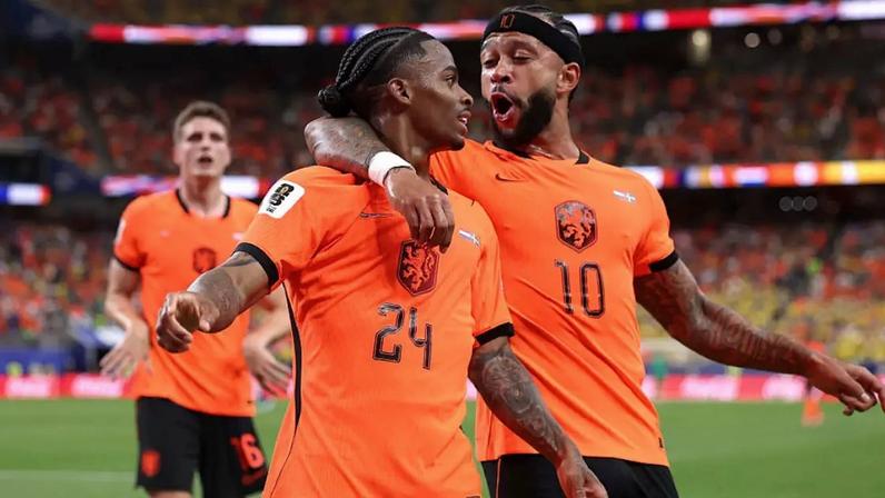 Memphis comemora gol da Holanda com Summerville