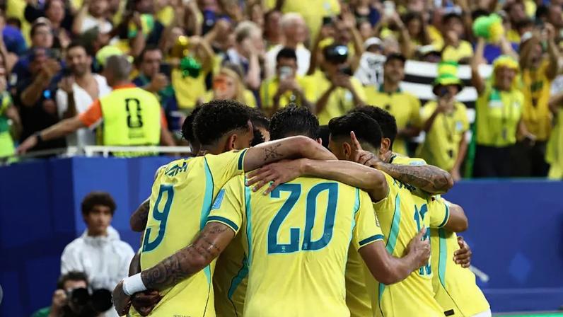 Seleção Brasileira comemora gol contra a Escócia na fase de grupos da Copa do Mundo